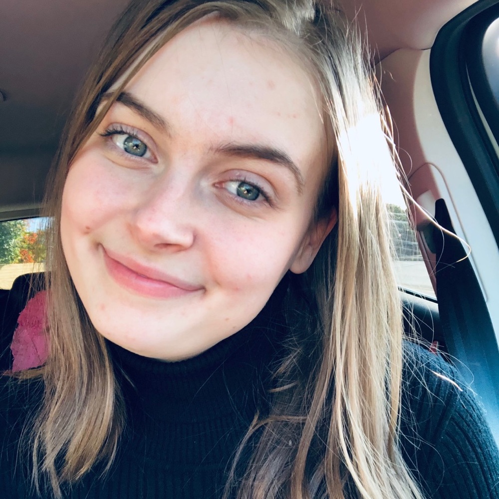 Meet your Posher, Carly ✨